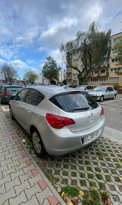 Opel Astra cena 22900 przebieg: 122000, rok produkcji 2010 z Łódź małe 22